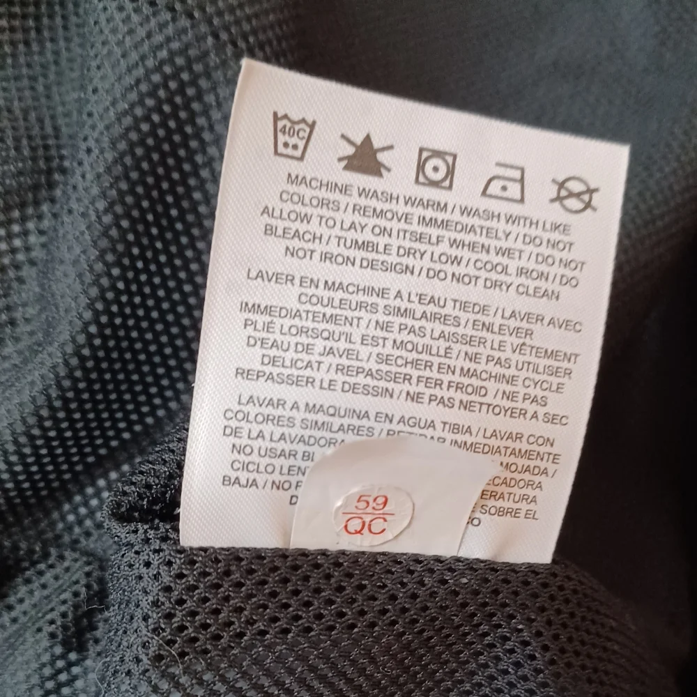Nike wind breaker Black Large Unisex. Mesh lining. - Picture 8 of 9